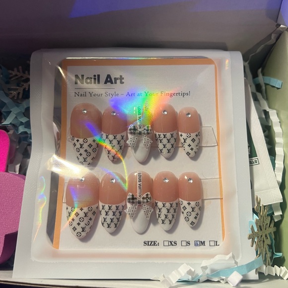 10 PC Hand Crafted Classic B&W French Nails NWT - Picture 3 of 7